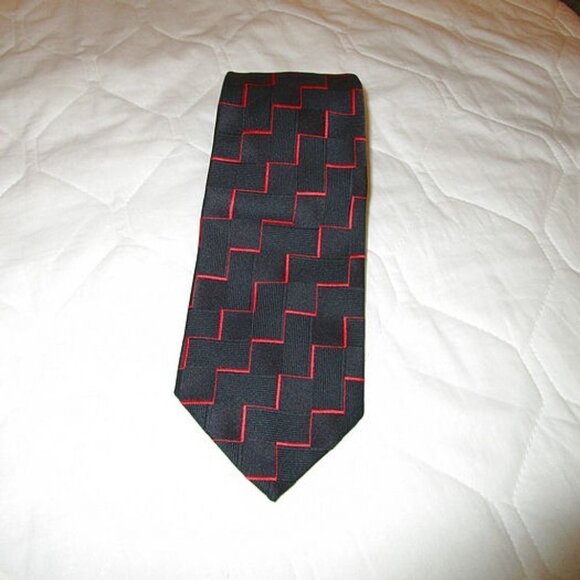 90s Vintage CHRISTIAN DIOR Monsieur NECK TIE Black & Red GEOMETRIC Short WIDE - Picture 2 of 5